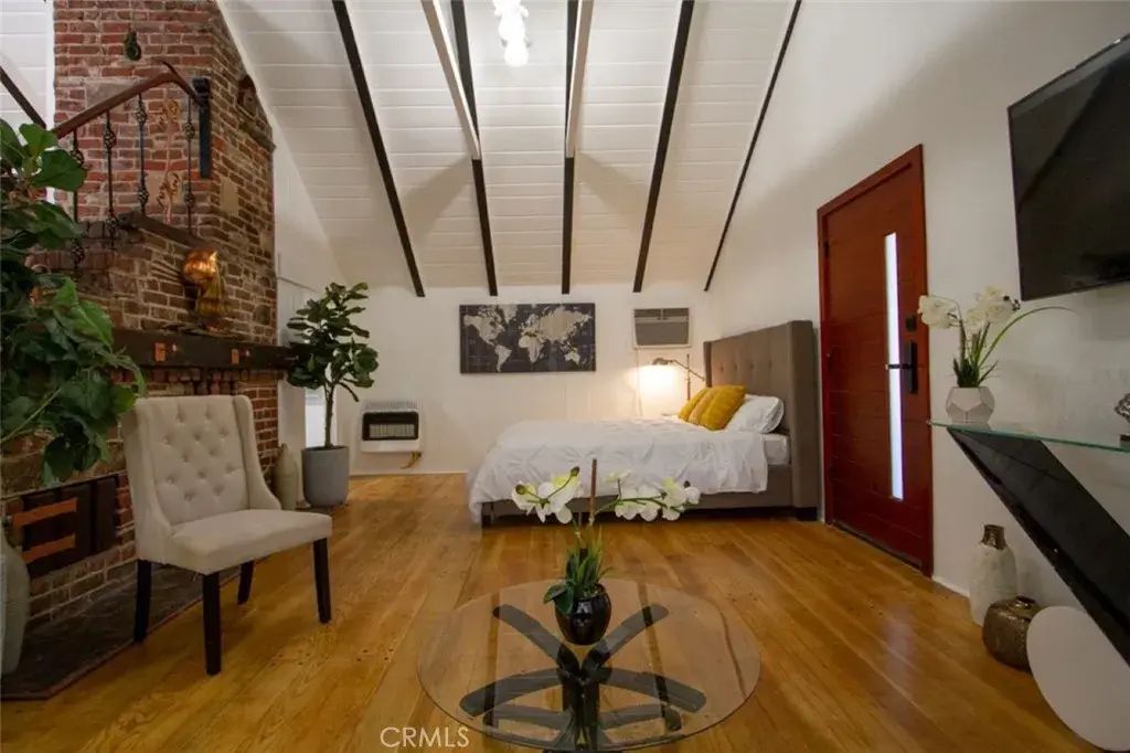 11525 Moorpark Street, Studio City