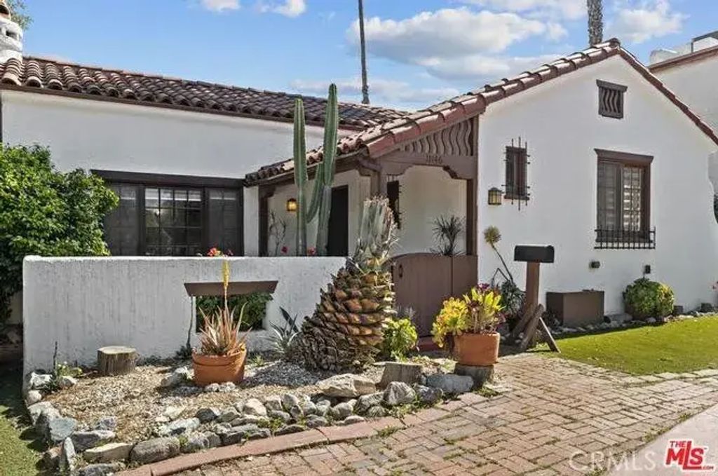 11146 Huston Street, Studio City