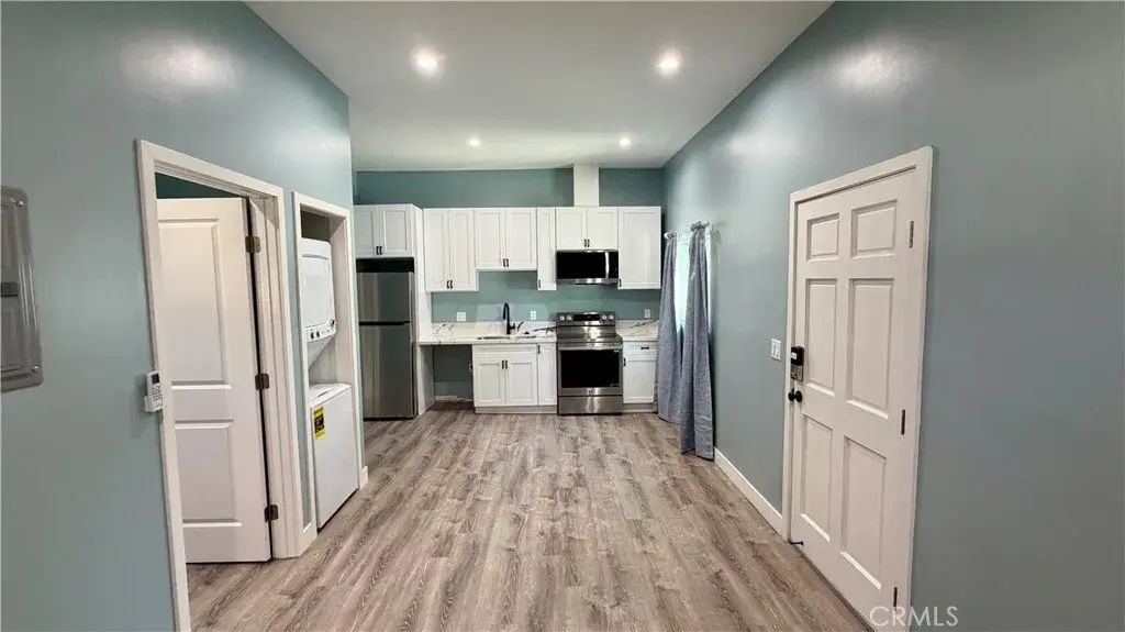 7845 Woodlake Avenue, West Hills