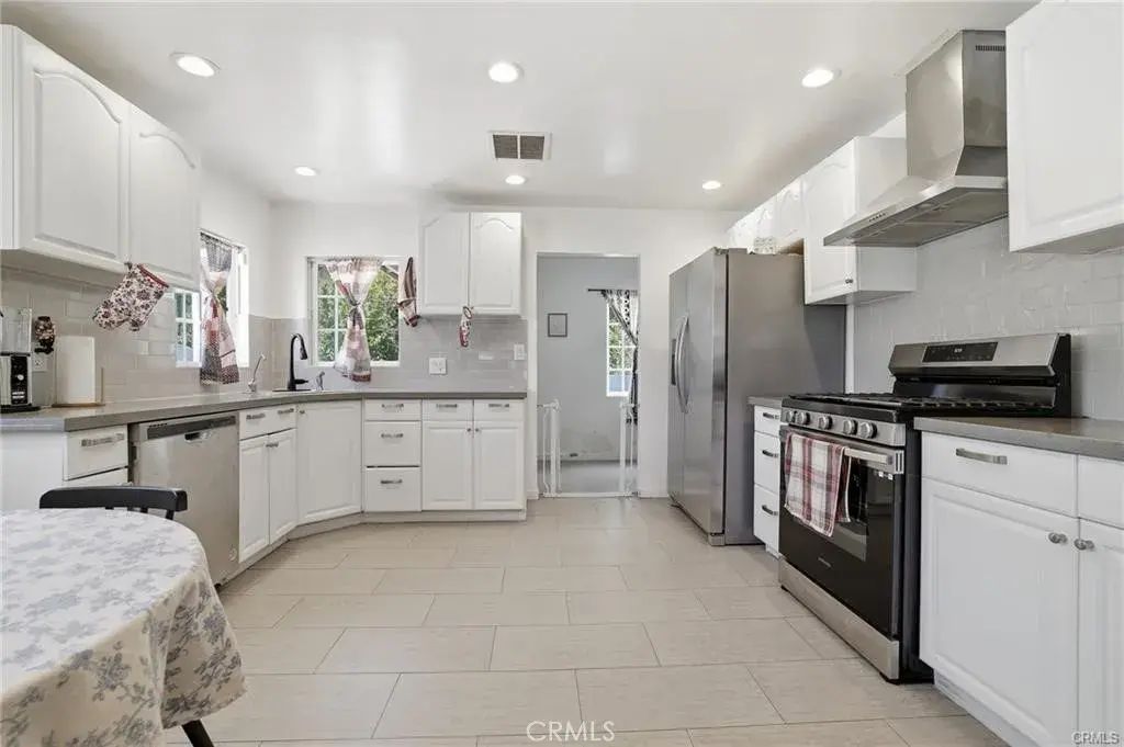 16775 Sierra Highway, Canyon Country