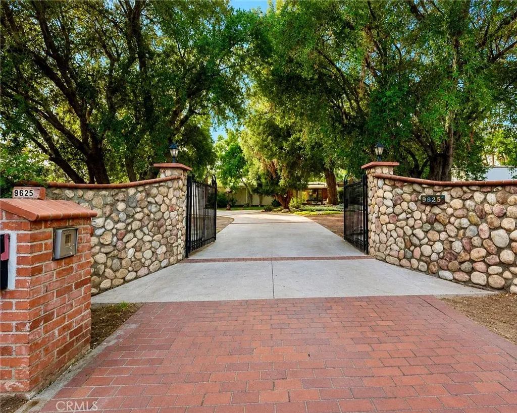 9625 Aqueduct, North Hills