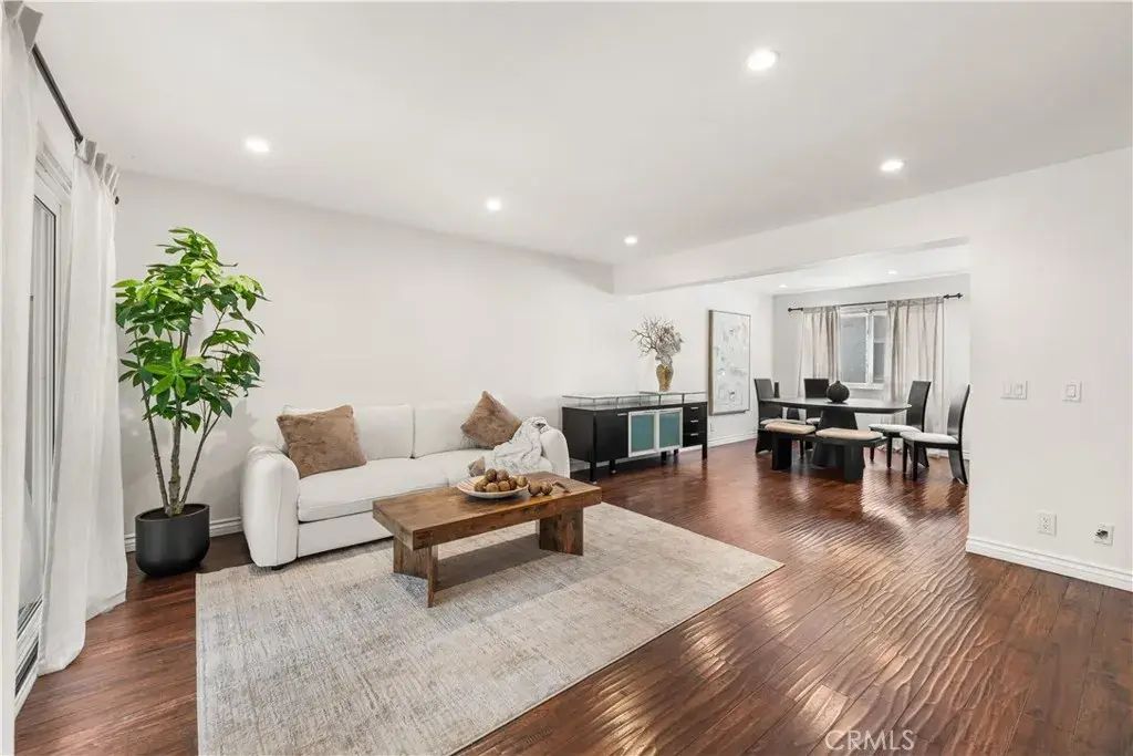 18333 Hatteras 6, Tarzana