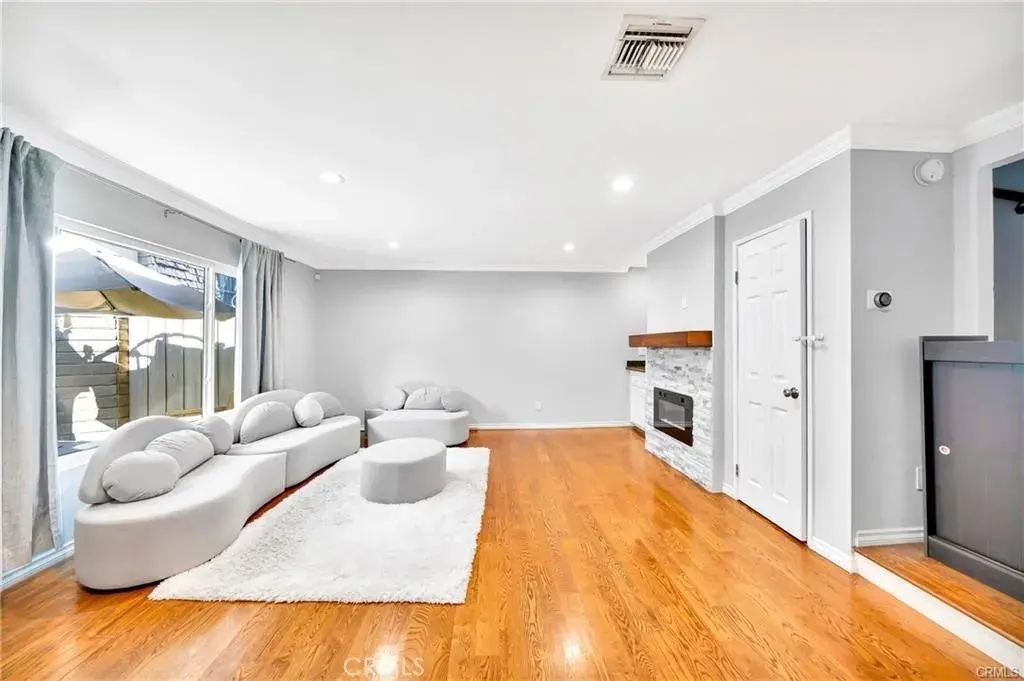 18631 Collins 10, Tarzana