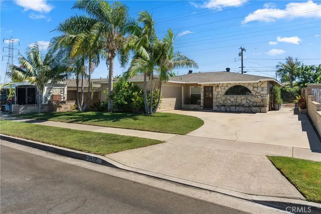 8132 Worthy, Midway City