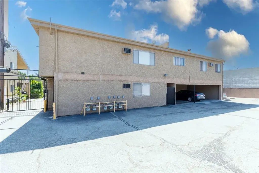11341 Victory Boulevard, North Hollywood
