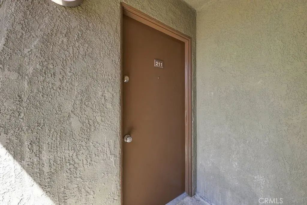 18350 Hatteras 211, Tarzana