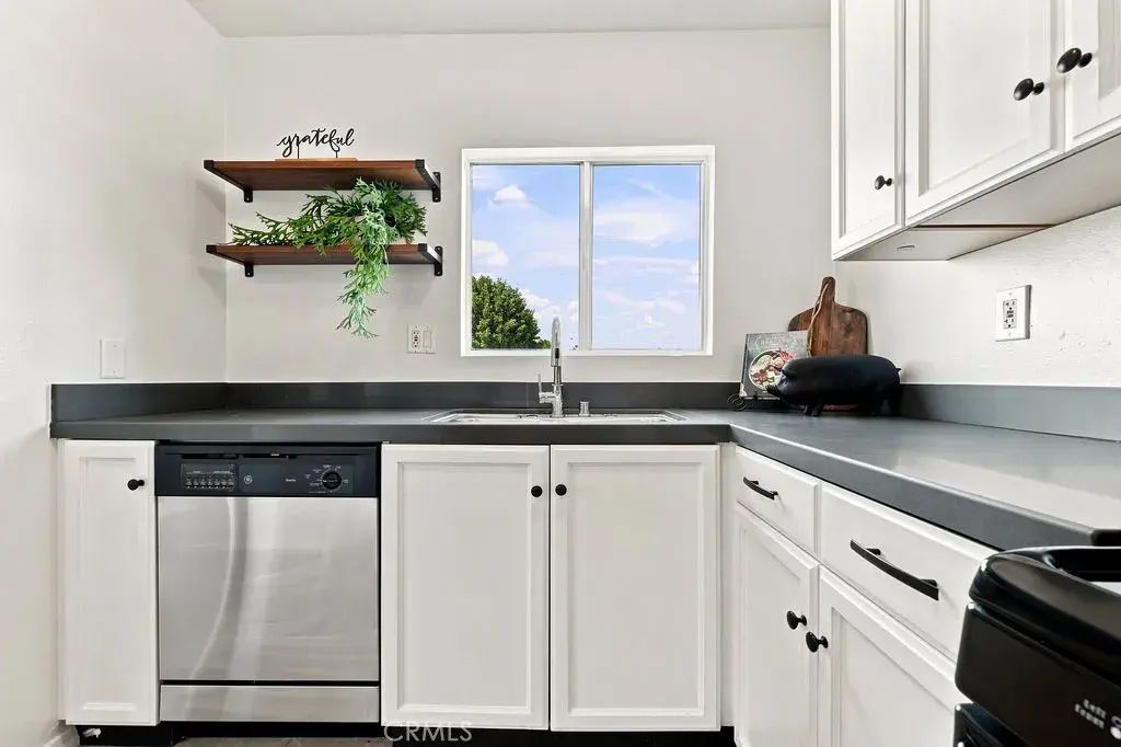 18350 Hatteras 211, Tarzana