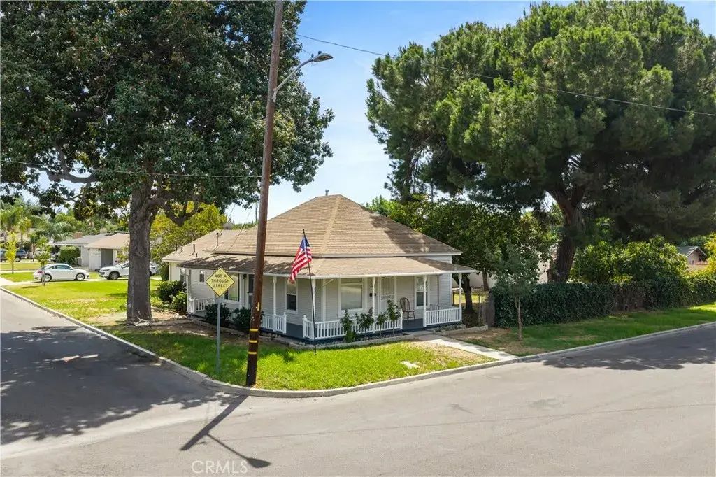 2450 I, La Verne