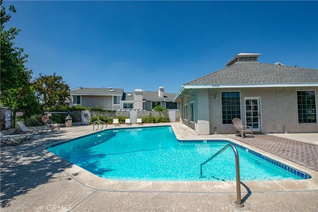25145 Amberley, Valencia