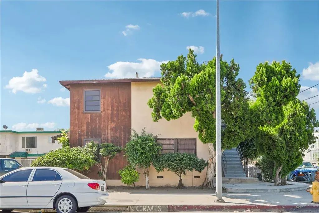 6870 Woodley Avenue, Van Nuys