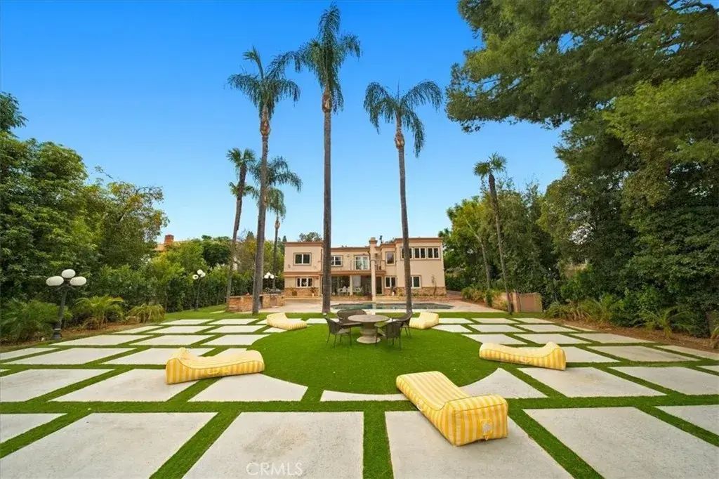 5320 Louise Avenue, Encino