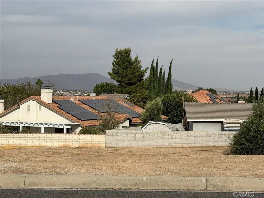 13135 Autumn Leaves, Victorville