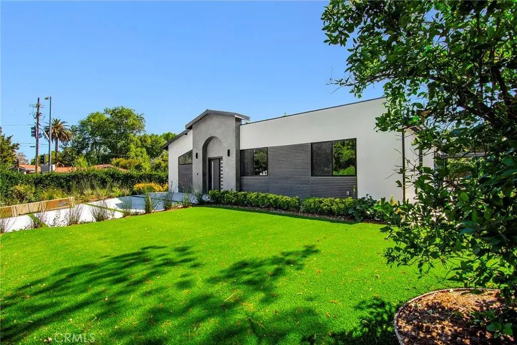 20100 Hatteras Street, Woodland Hills
