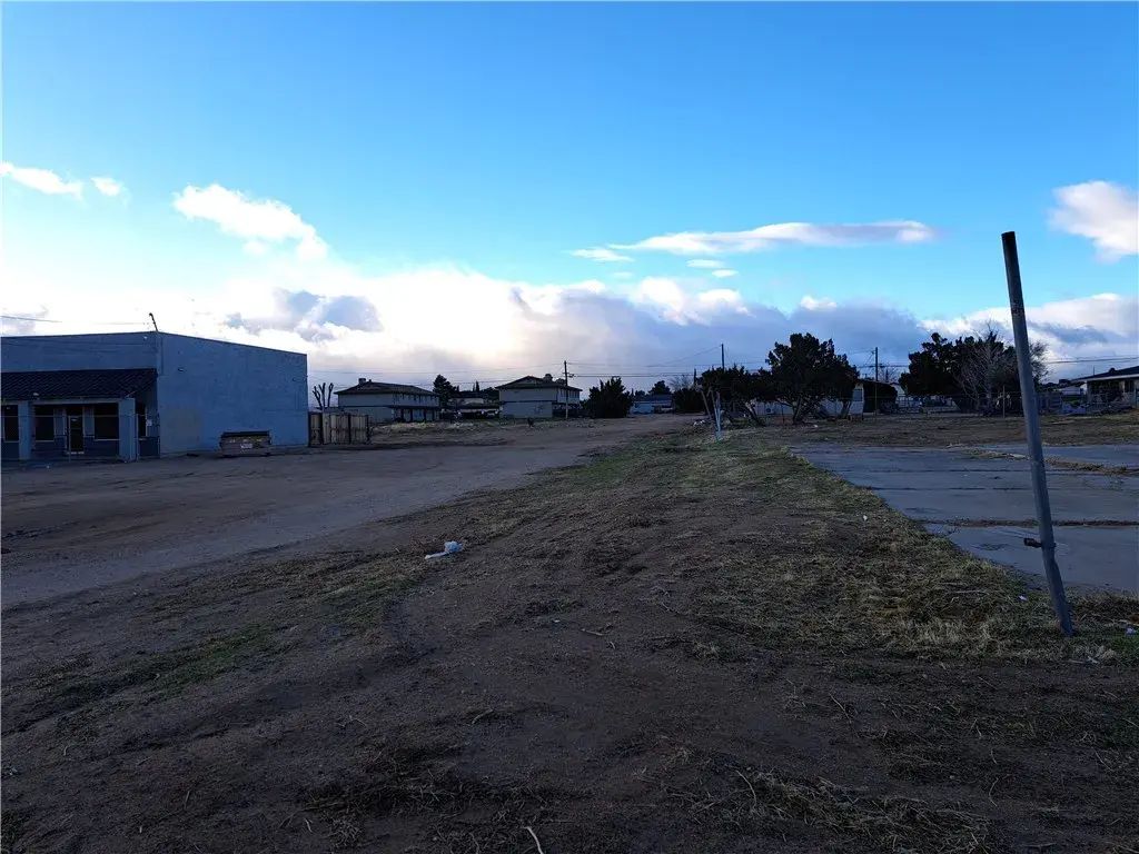 16023 Walnut, Hesperia