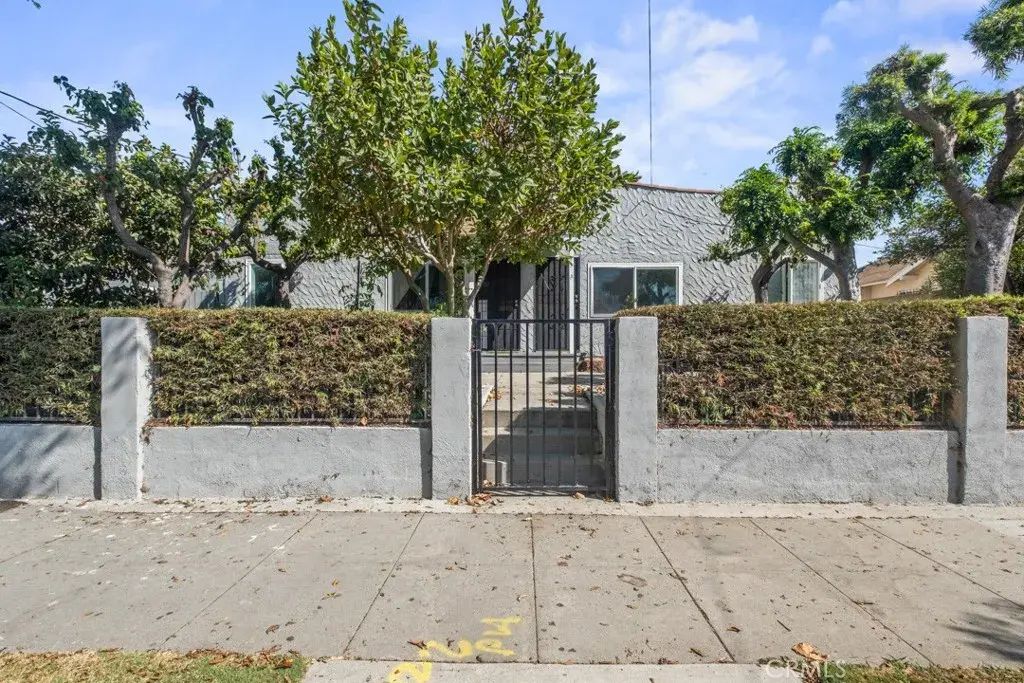 221 W Hillcrest Boulevard, Inglewood
