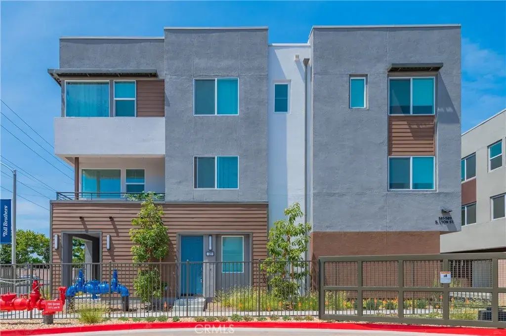 589 S Lyon St, Santa Ana