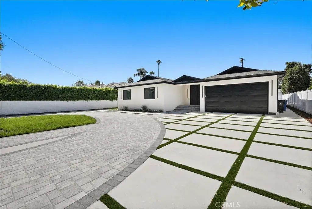 16158 Magnolia, Encino