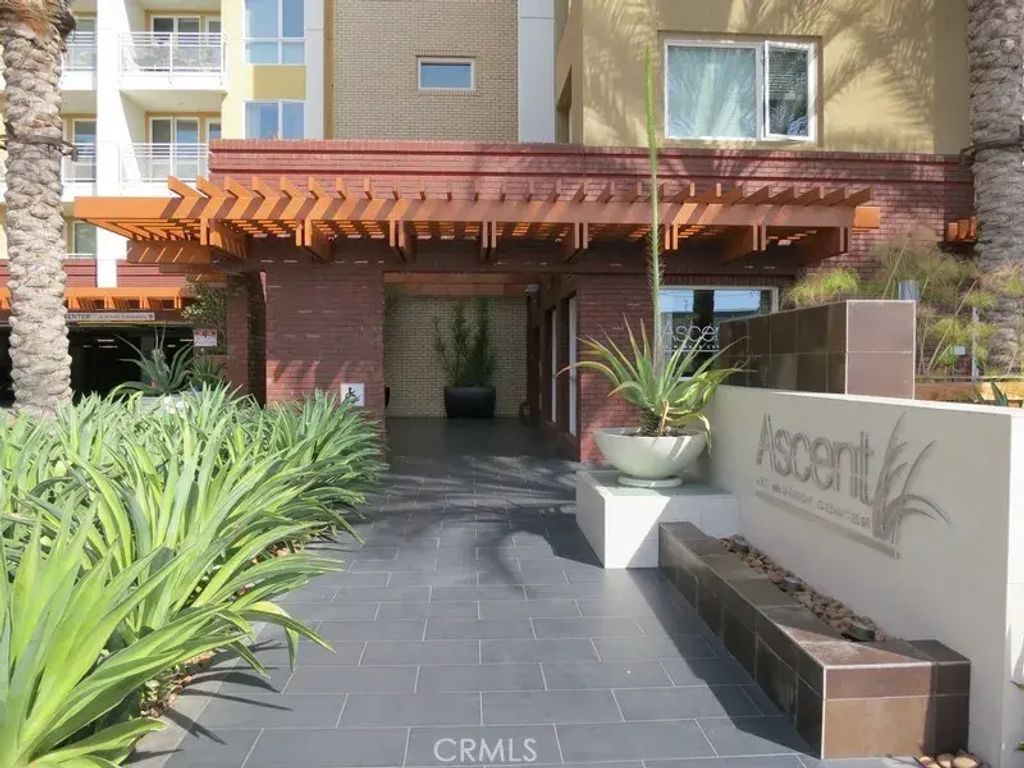 21301 Erwin 326, Woodland Hills
