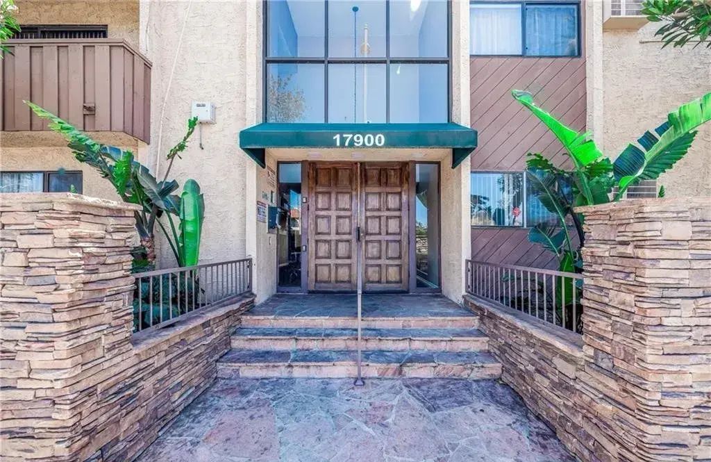 17900 Sherman 504, Reseda