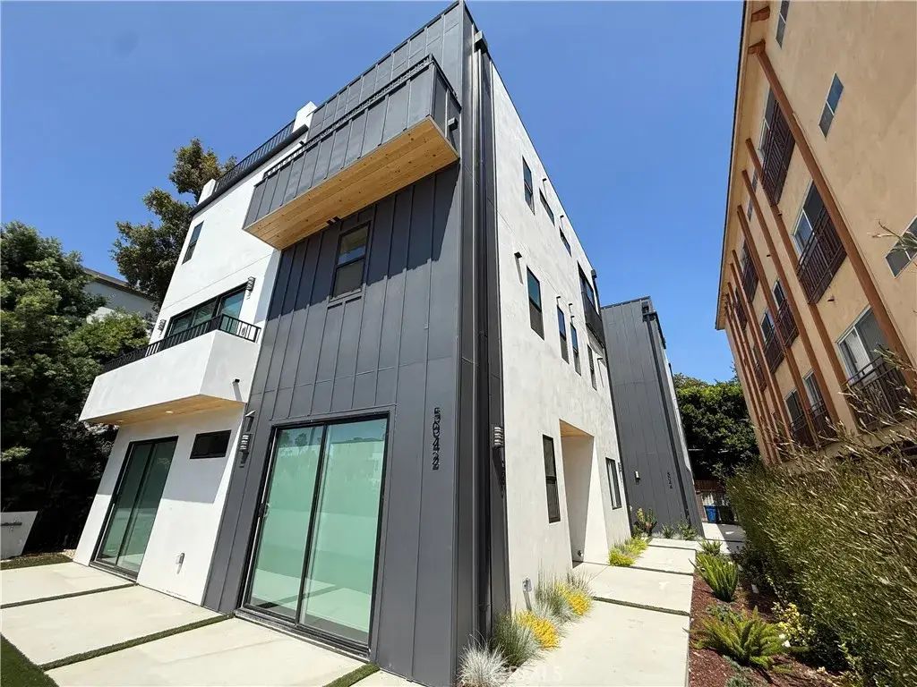 5042 Laurel Canyon Boulevard, Valley Village