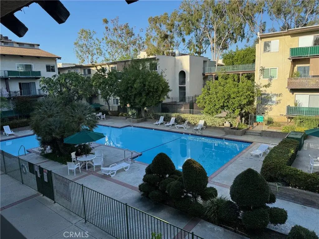 5460 White Oak, Encino