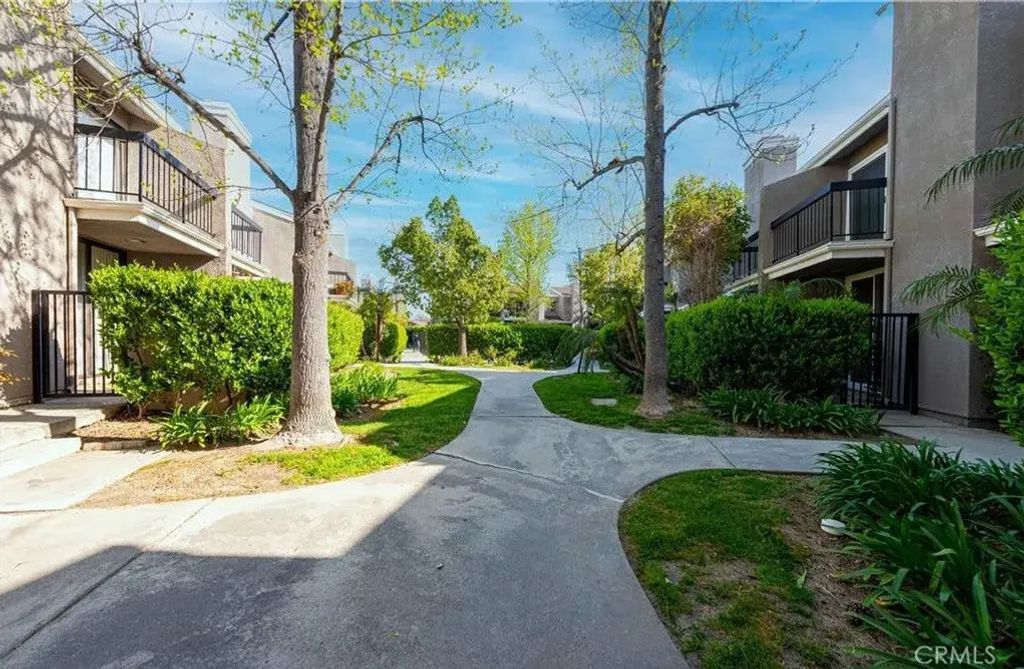 23541 Victory 6, Los Angeles