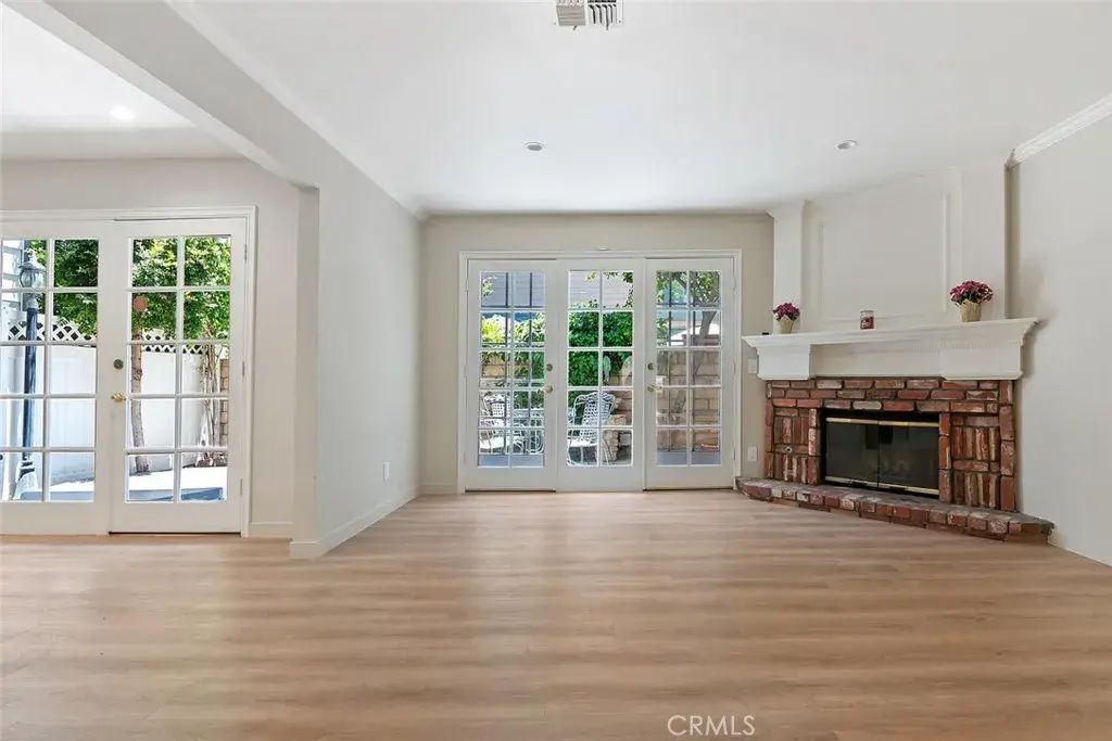 18850 Hatteras 5, Tarzana