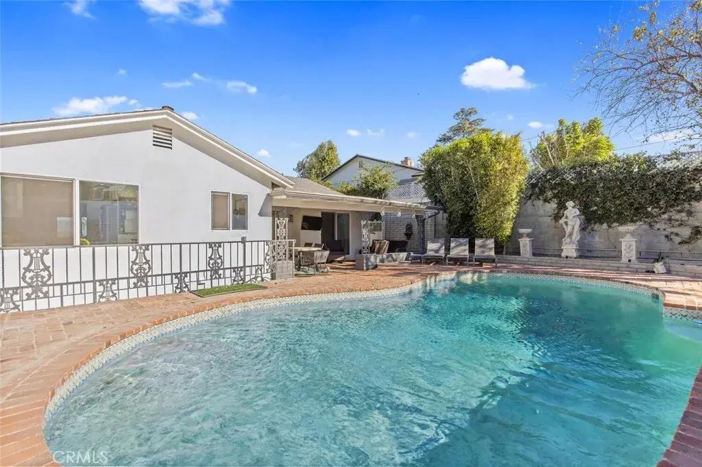 22444 Venido, Woodland Hills