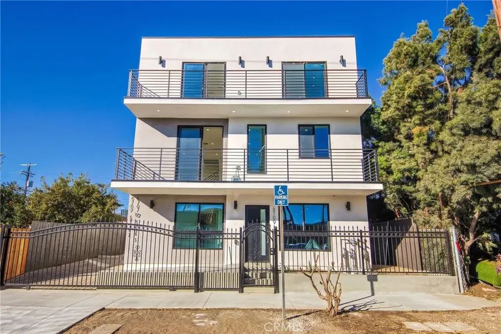 5709 Auckland, North Hollywood