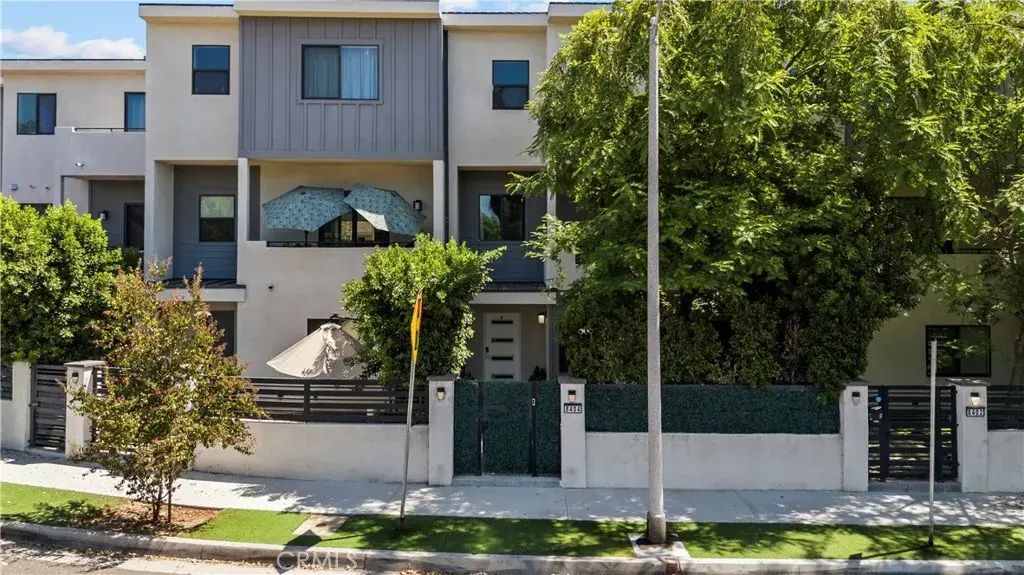 8404 Woodley Place, North Hills