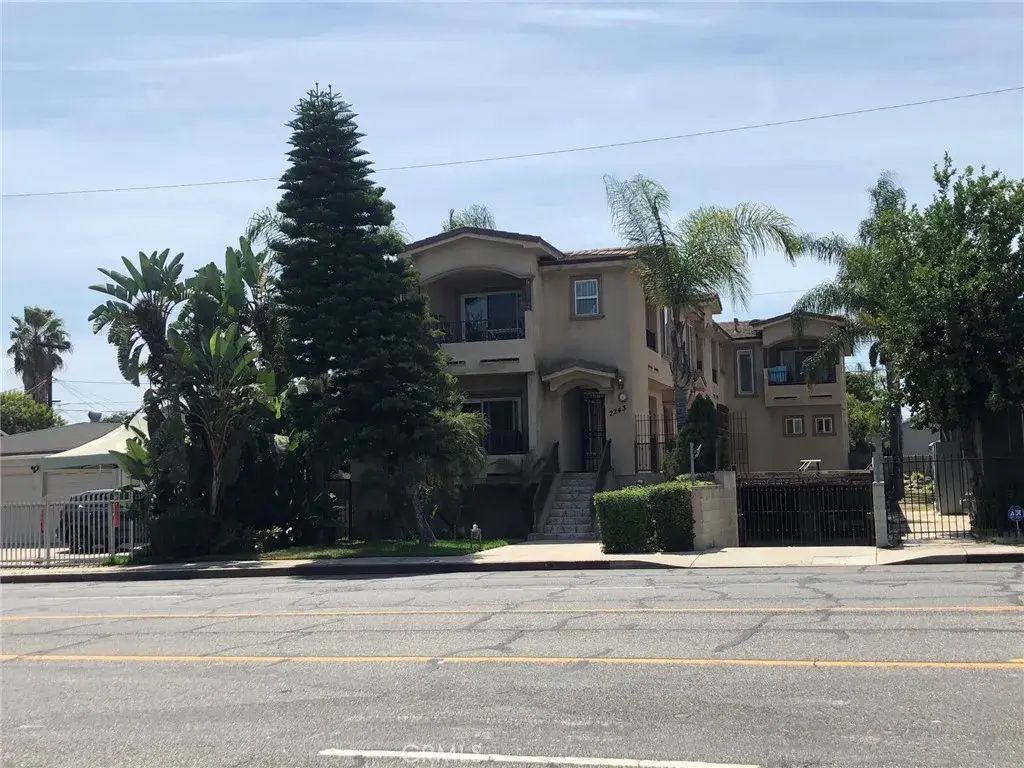 2243 N Buena Vista 102, Burbank