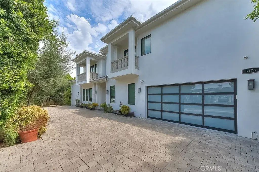 5176 Lindley, Encino