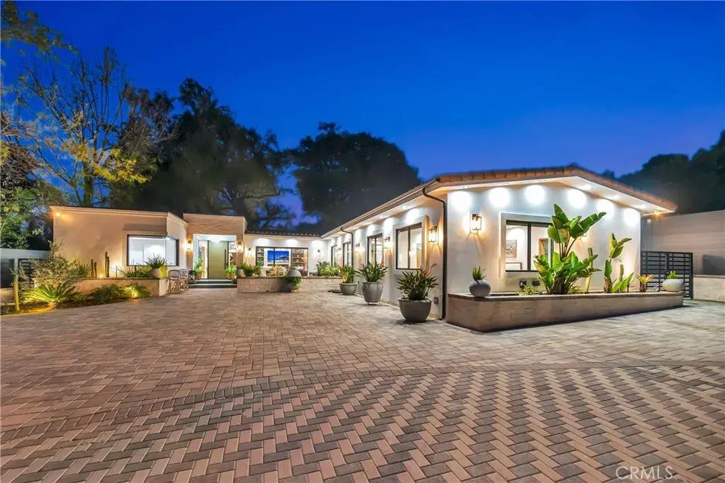 19225 Rosita, Tarzana