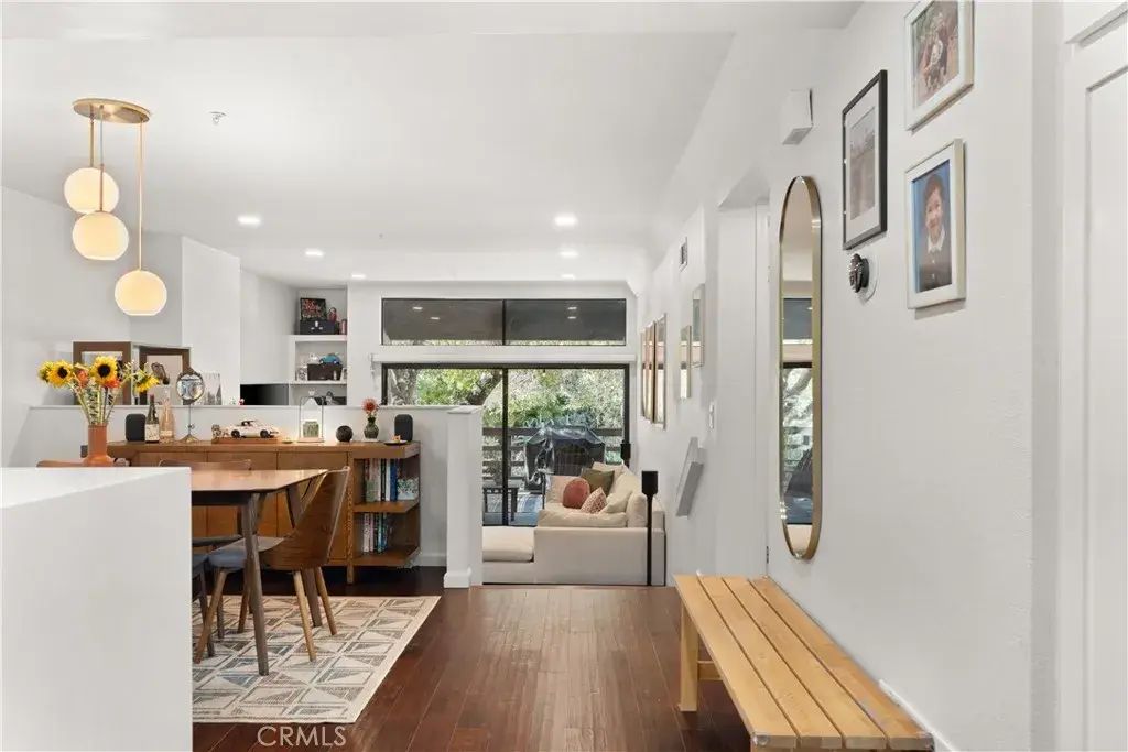 1050 Seco 102, Pasadena