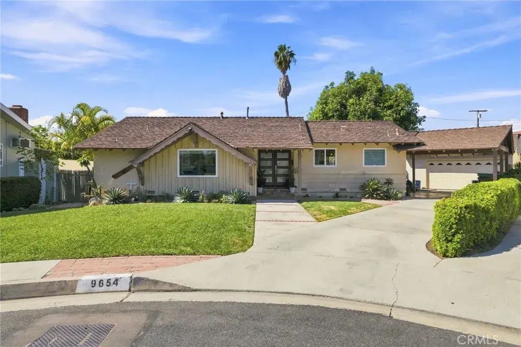 9654 La Reina, Downey