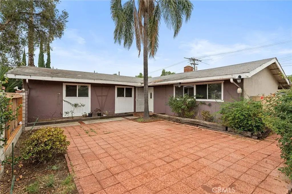 8233 Fallbrook, West Hills