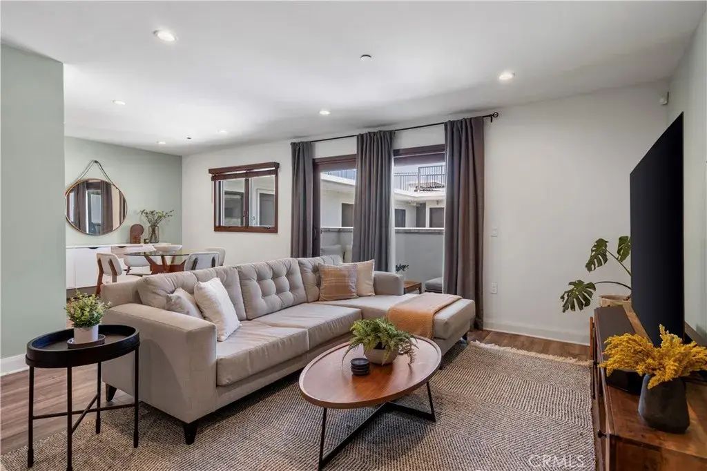 853 S Lucerne 306, Los Angeles