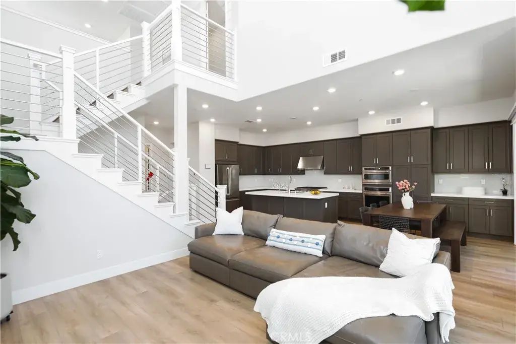 109 Glance, Irvine