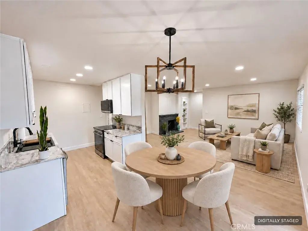 17574 Vandenberg 11, Tustin