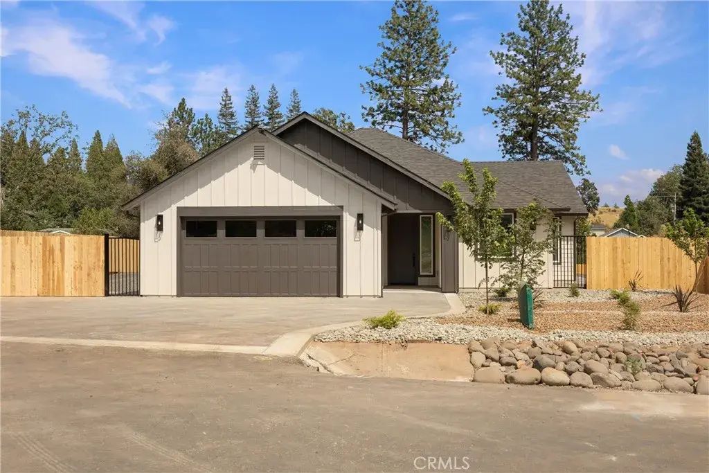 1586 Gate, Paradise