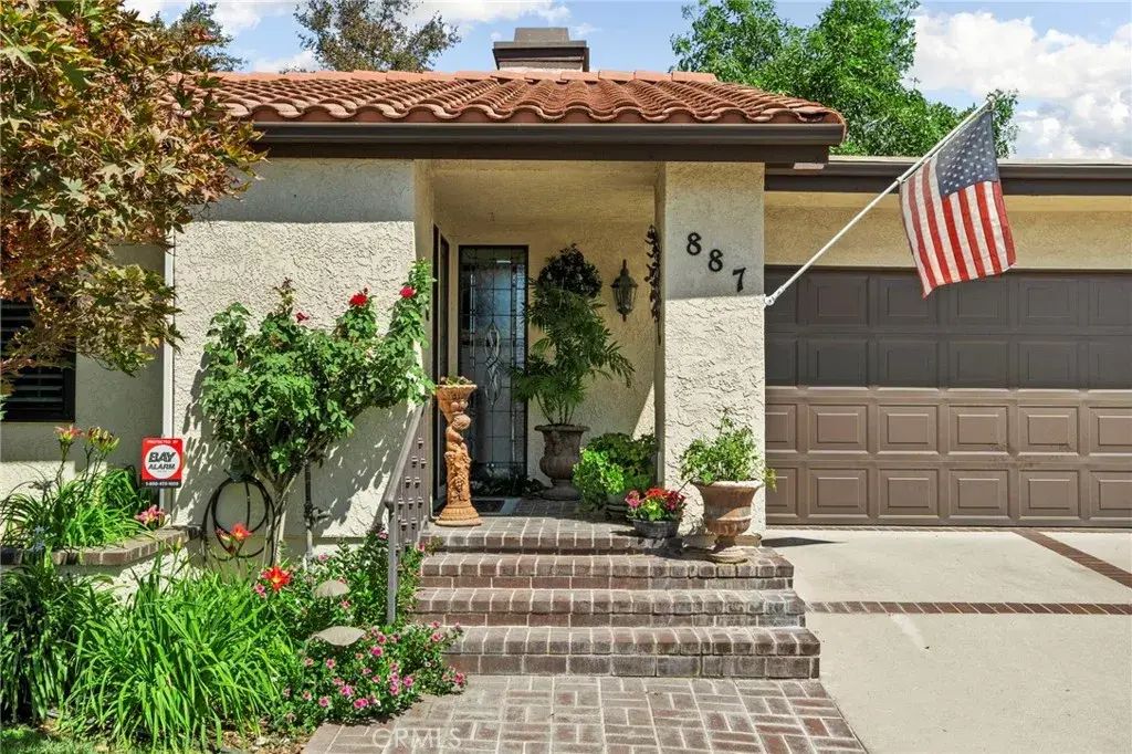 887 Via Maria, Upland