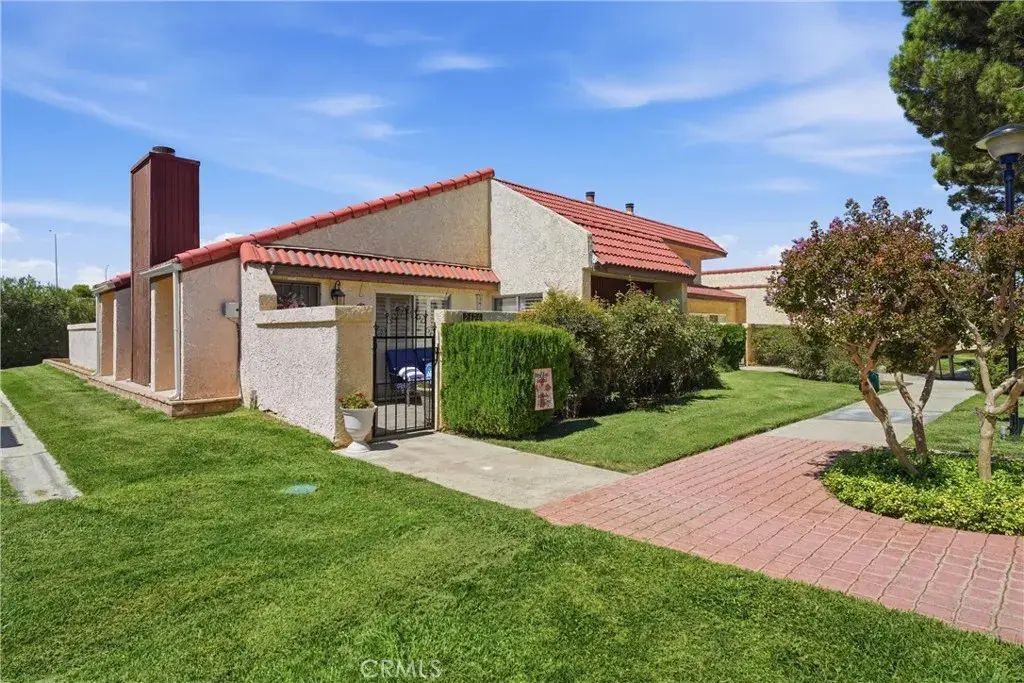2124 El Domingo Circle 13, Lancaster