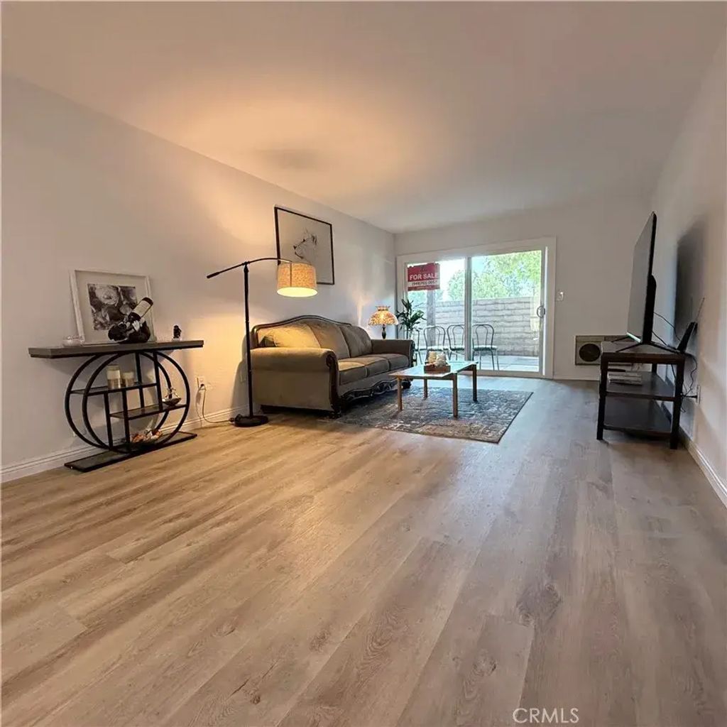 1000 Macarthur 93, Santa Ana