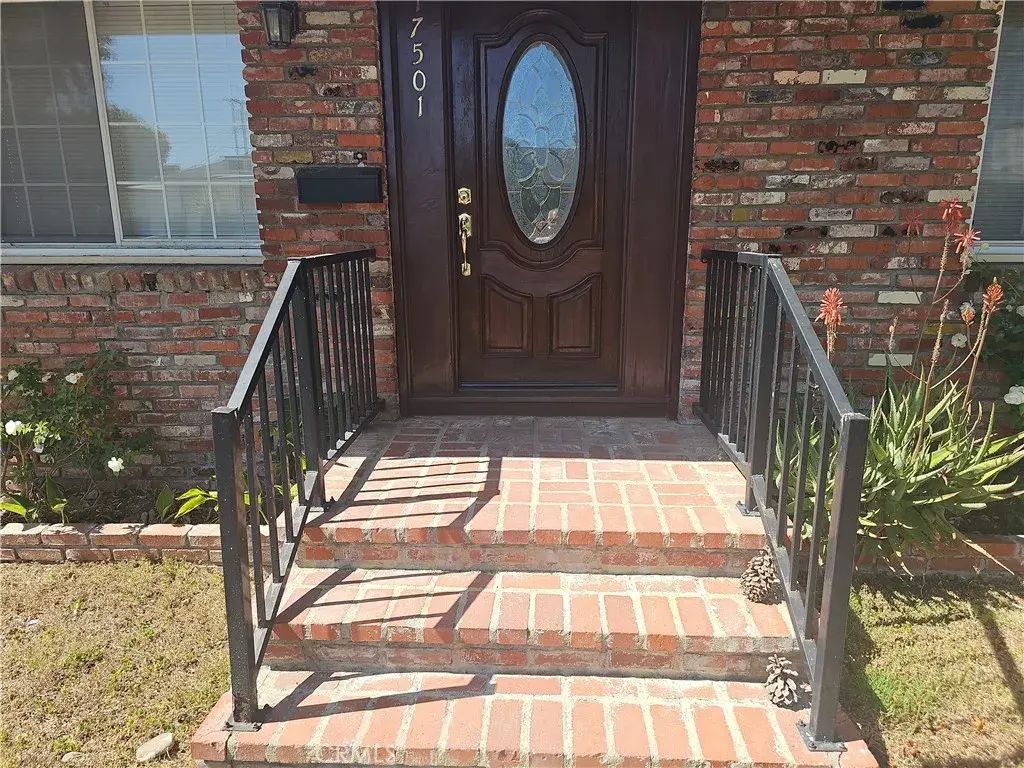 17501 Bullock, Encino