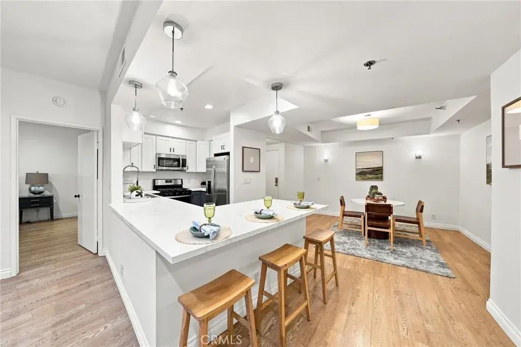2222 N Beachwood Drive 105, Los Angeles
