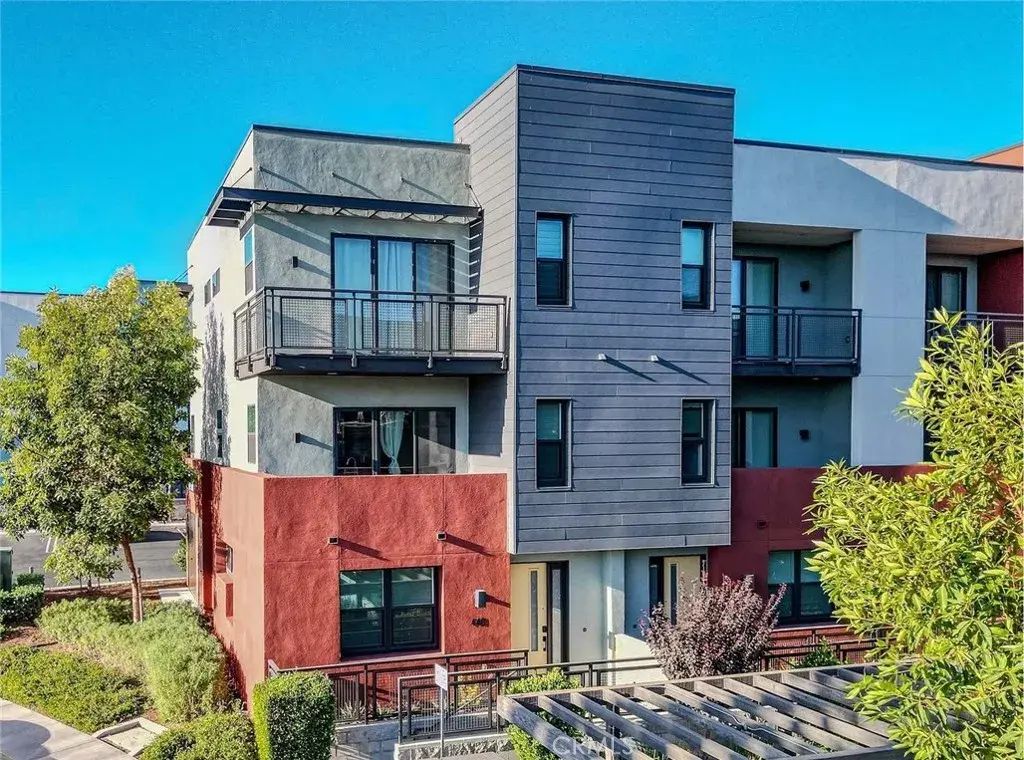 440 Village, Brea