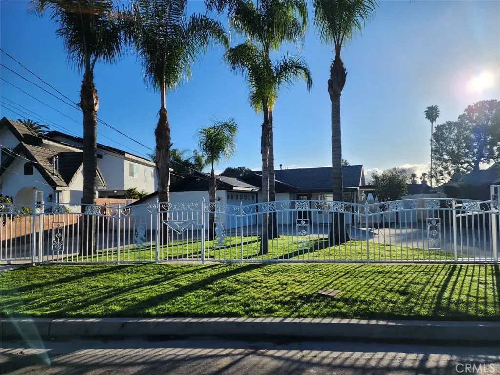 8132 Hatillo, Los Angeles