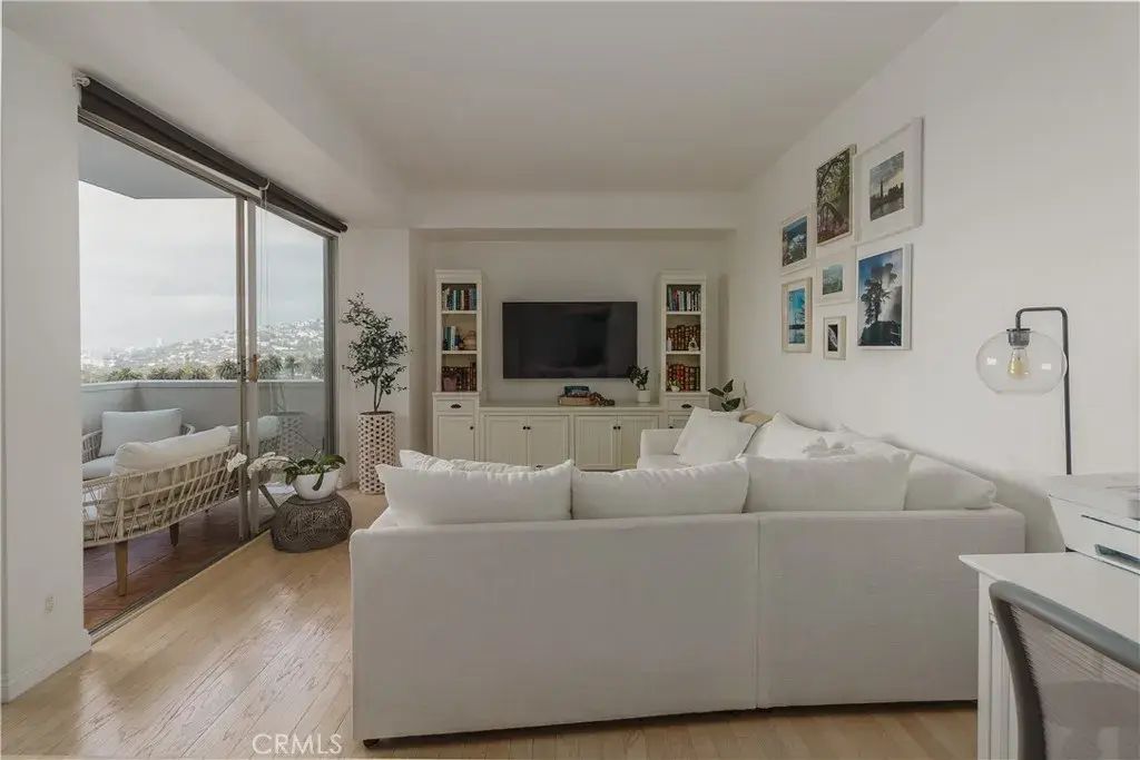 7250 Franklin 1008, Los Angeles