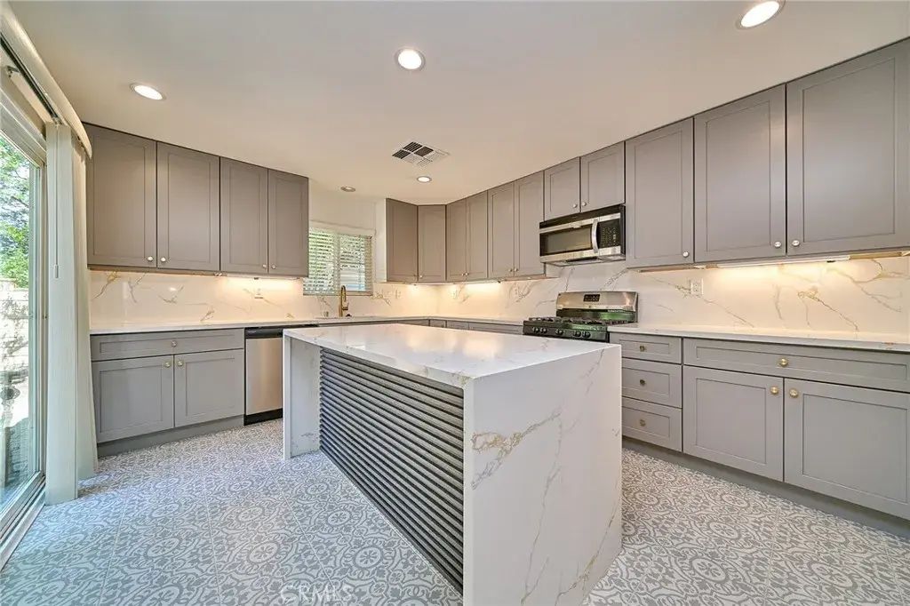 1741 E D, Ontario