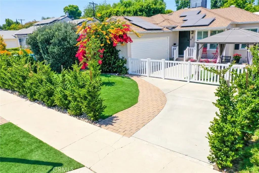 17415 Victory, Lake Balboa